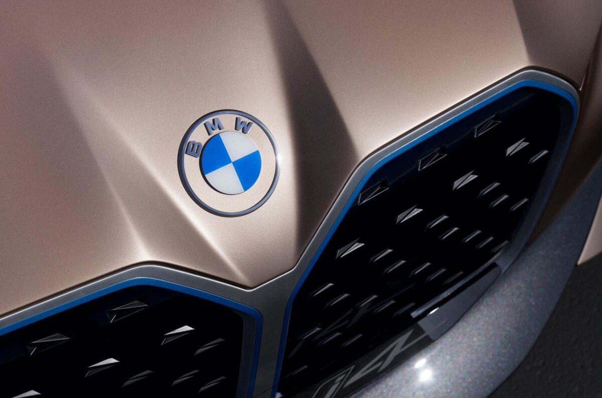Новый лого на концепте bmw i4