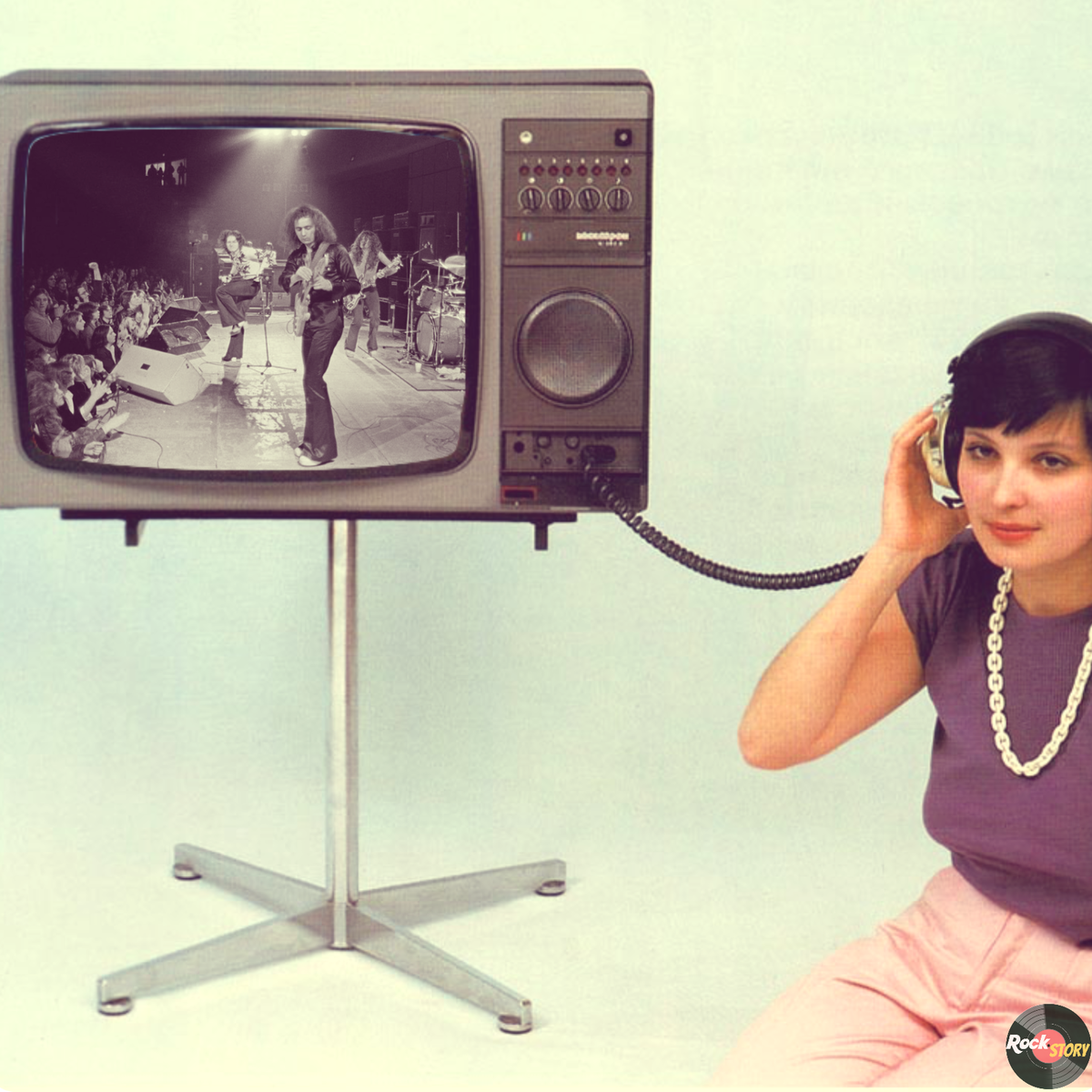 На фотографии: реклама телевизора 