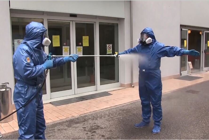 Российские эпидемиологи и другие эксперты, работающие с итальянскими военными специалистами, продезинфицировали Сесилию Каччу в резиденции Дель Негро для пожилых людей в Бергамо, Италия.