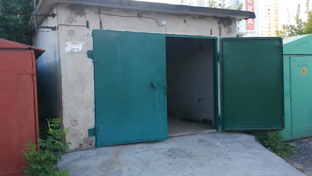 Вот такие гаражи были моим домом на протяжении года.
