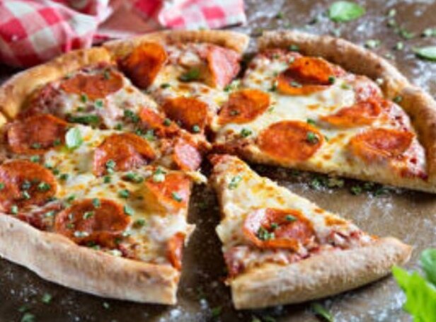 Пицца с сосисками и помидорами 