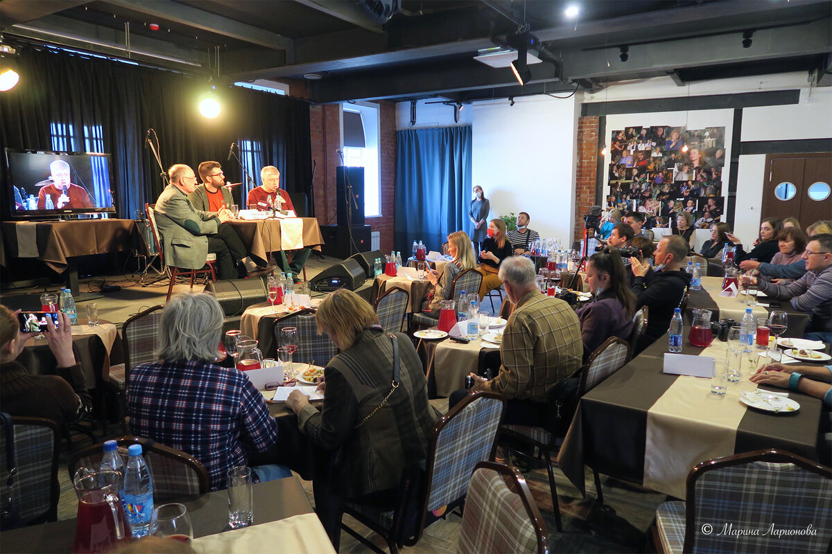 гнездо глухаря малый зал. воскресенская набережная 16 гнездо глухаря. клуб гнездо. питерский стендап гнездо глухаря. бард-клуб гнездо глухаря санкт-петербург.