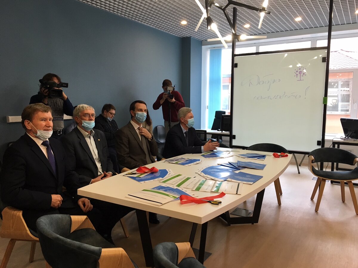 На открытии Международной школы по информационным технологиям "Аналитика больших данных"