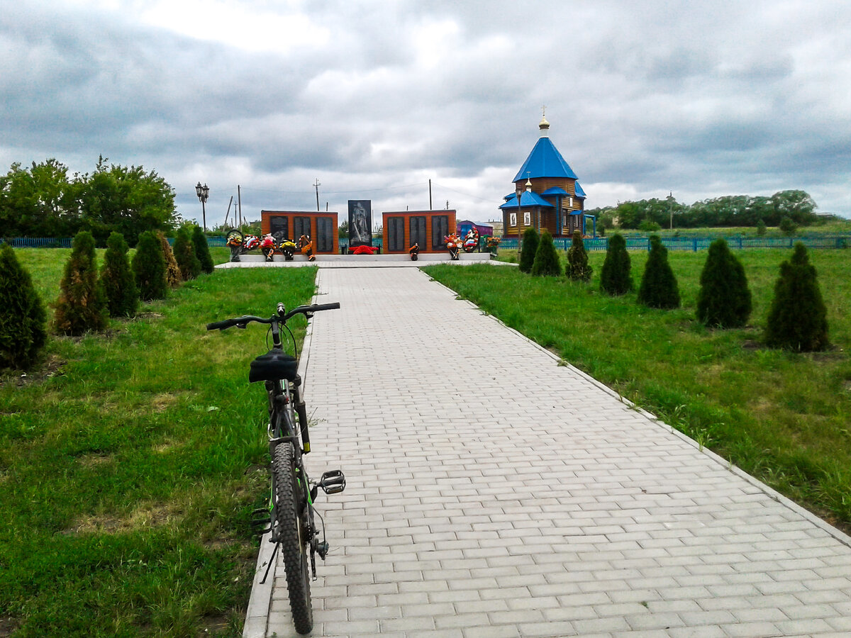 Центр села Васильевка (Пензенский район). Справа церковь иконы Божией Матери Неупиваемая Чаша. Слева памятник участникам ВОВ.