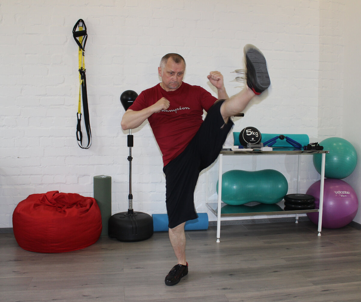 На работе, когда есть свободное время, могу тоже потренироваться. Здесь делаю мах ногой (динамическая растяжка). Мне тут 52 года. 