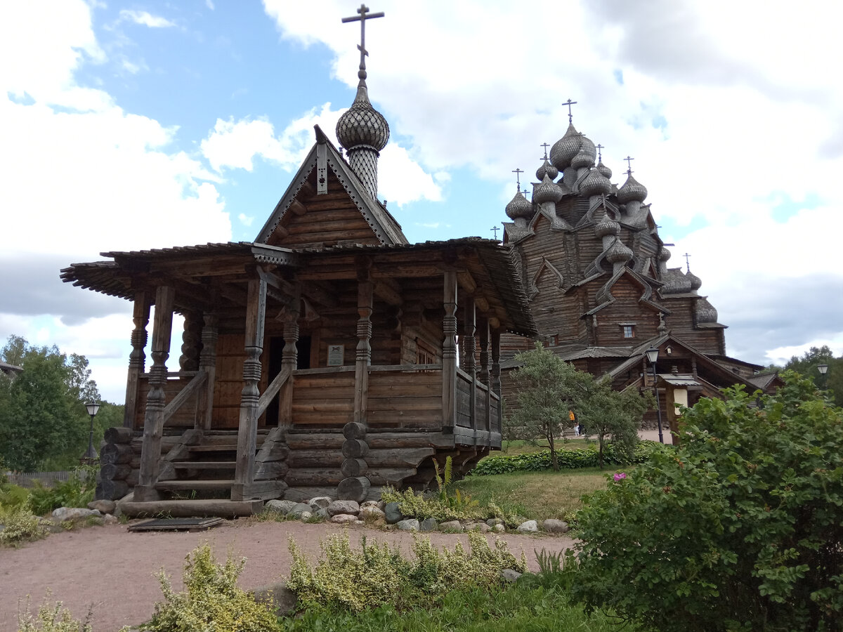 На переднем плане - вход в часовню Спаса Нерукотворного .                        Фото автора                                                 
