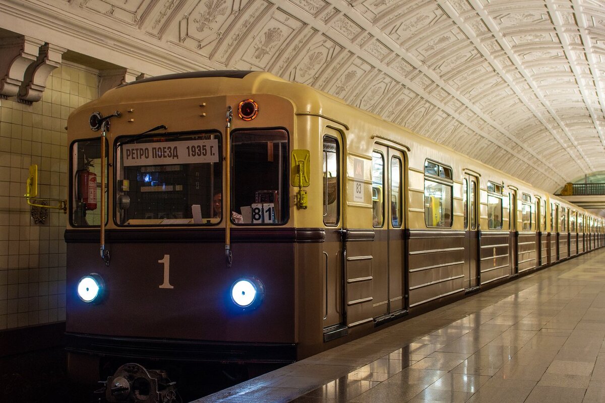 Первый поезд метро фото 7 уникальных поездов Московского метрополитена, которые можно встретить в столич