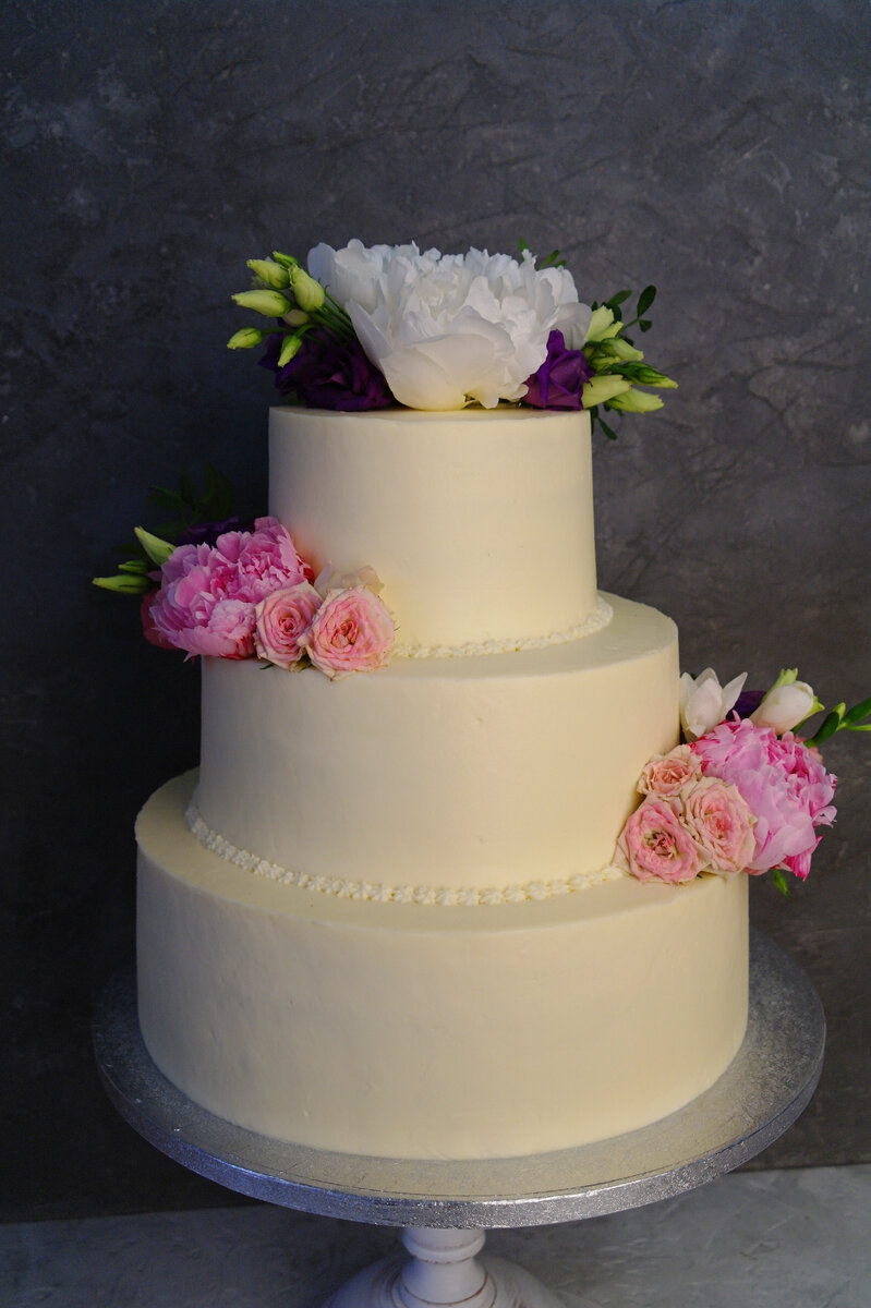 Вот так смотрится торт с живыми цветами. Фото и торт моего авторства. 