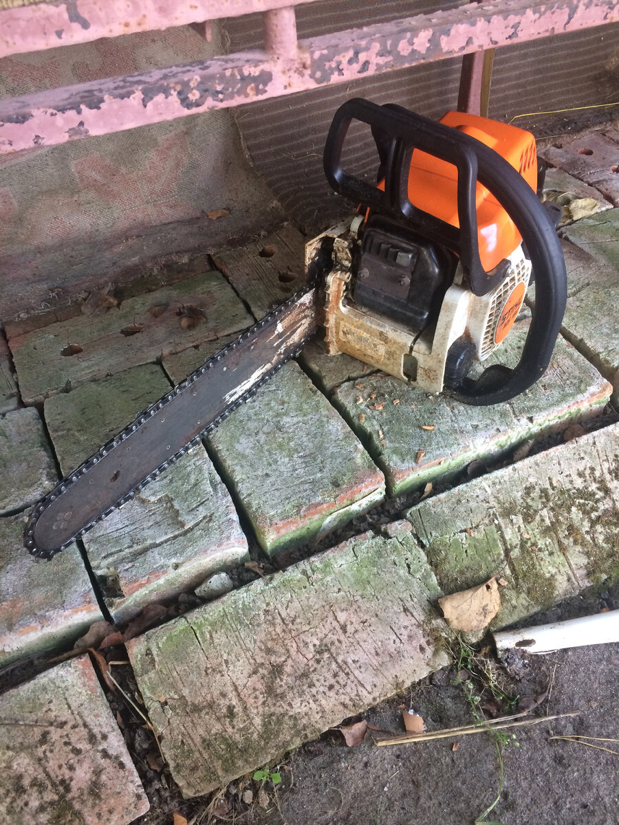 Пила Stihl MS 180. Общий вид. Авторская фотография.