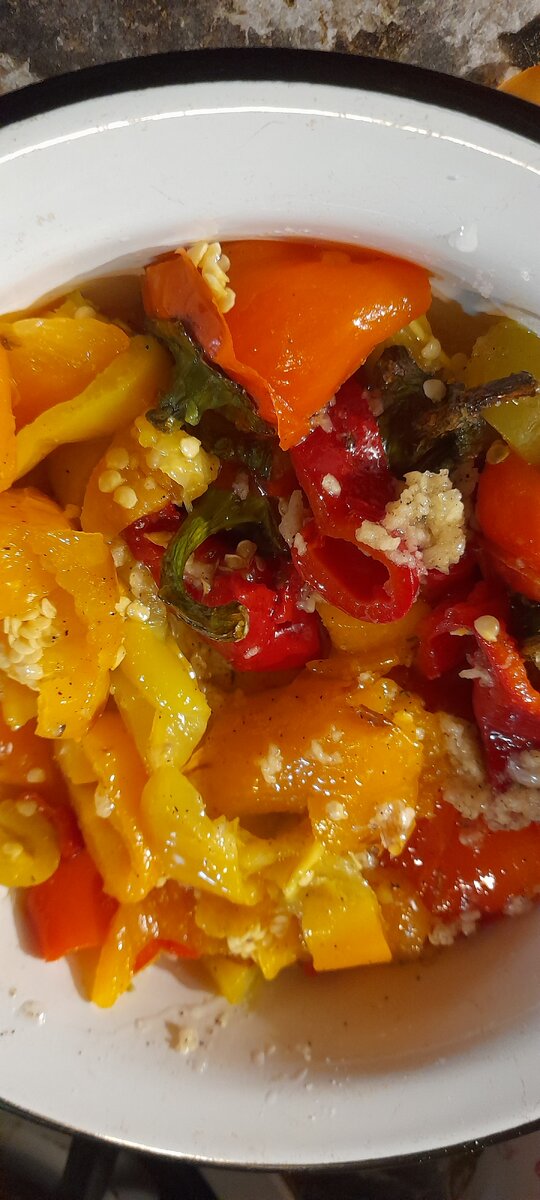  Берем промытый болгарский перец( у меня пять штук)разогреваем духовку на 180% . Выкладываем аккуратно на решетку для запекания. 