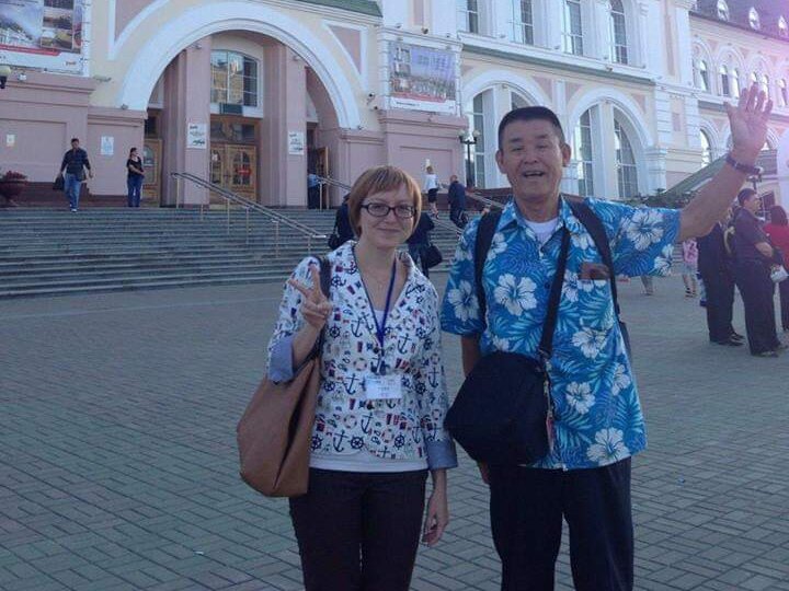 Мой самый любимый турист! Много раз показывала это фото. Пожилой японец посмотрел передачу про русский Дальний Восток и приехал увидеть всё своими глазами! У него был тур Владивосток - Хабаровск - Якутск. Ничего не фотографировал, а только помечал карандашом в тетрадочке. Замечательный и душевный дедушка!