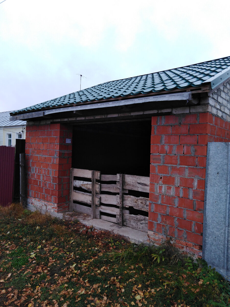 Ворота пока хлипкие, но какие есть. 