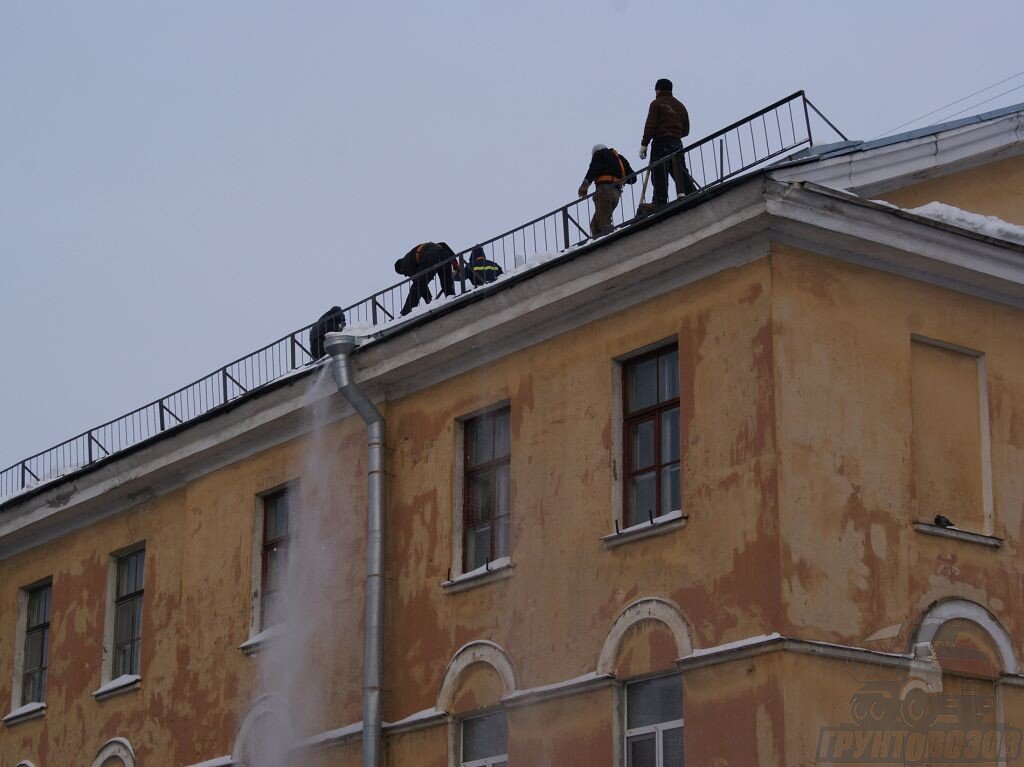 Во дворе не убирают снег. Что делать, куда жаловаться?