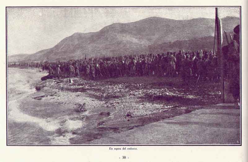 Отступившие остатки сербской армии на берегу моря