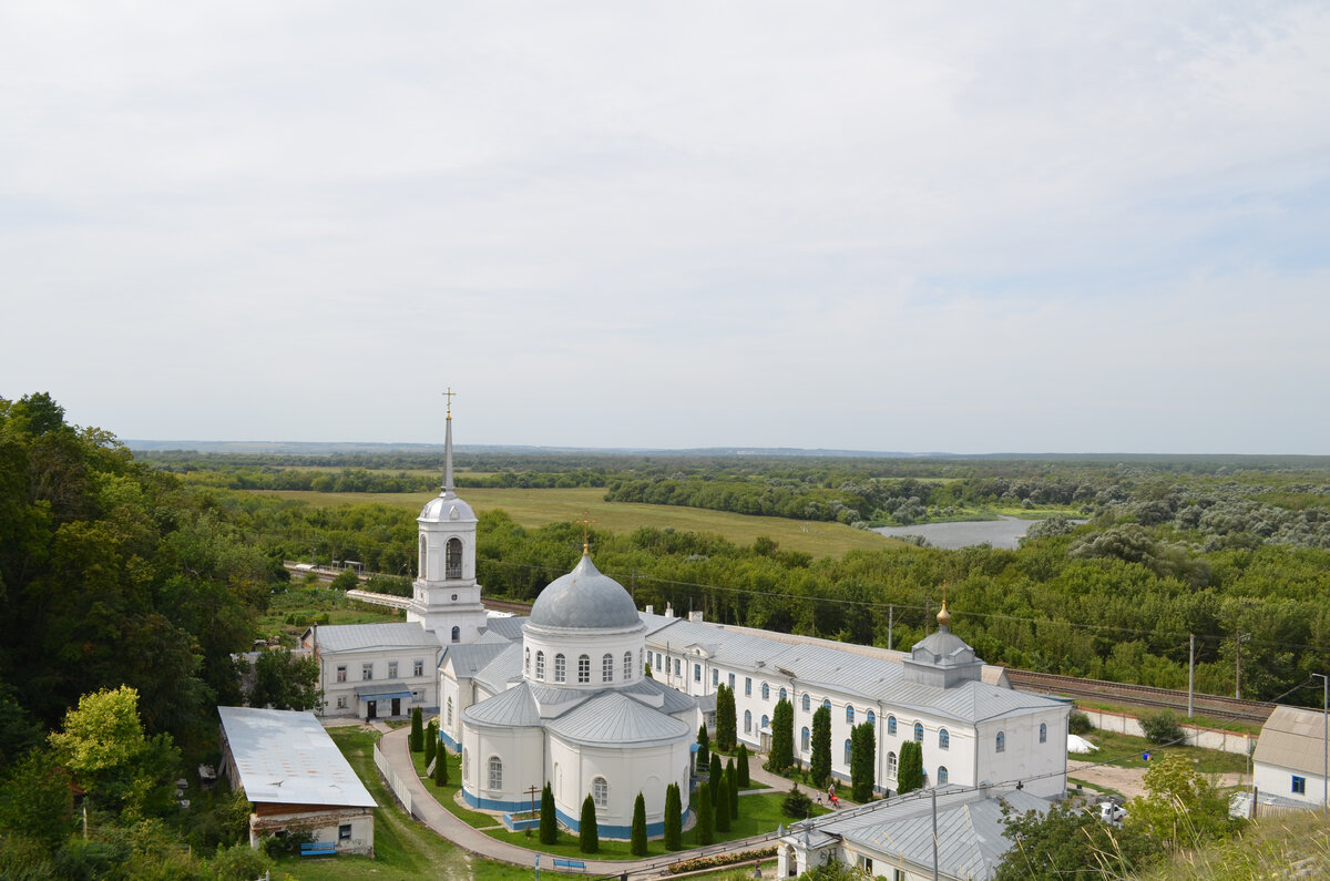 С правой стороны можно увидеть железную дорогу. Доехать до монастыря можно и на электричке. Фото автора