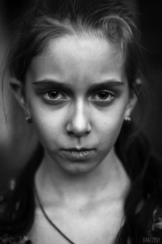 В ДНР несколько лет назад стартовал фотопроект «Посмотри в глаза Донбассу». Его инициатор и автор – одесский журналист Ирина Лашкевич, Лауреат «Международной литературно-медийной премии им. Олеся Бузины-2016 в номинации «военная журналистика».

Одесситка, занимавшаяся расследованием трагедии в Доме профсоюзов, была вынуждена покинуть территорию Украины. Четвёртый год Ирина Лашкевич живёт и работает в Донецке. В её арсенале тысячи фото- и видеорепортажей из обстреливаемых украинскими "военами света" донбасских посёлков: о жизни, которая не прекращается вопреки войне.
