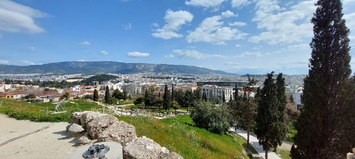 С Акрополиса открываются прекрасные виды на город