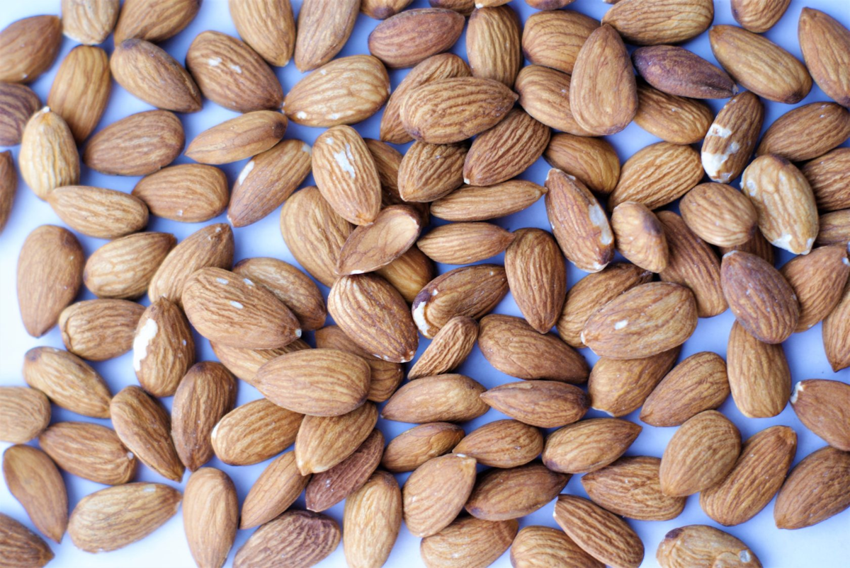 Ripe almonds on the tree branches. фотография Stock Adobe Stock
