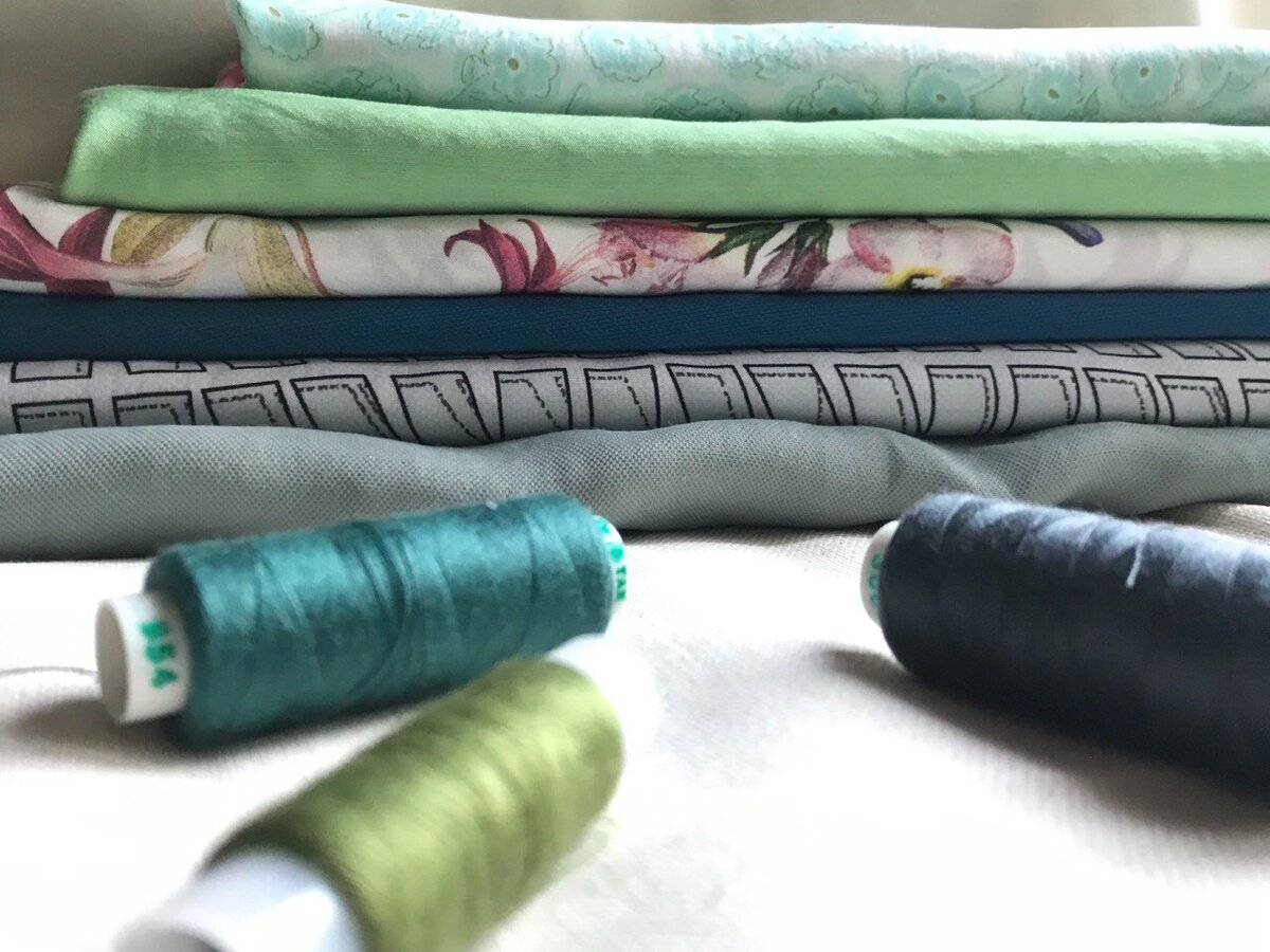 Всем привет. Спасибо, что заглянули на мой канал "Швея с опытом" меня зовут Татьяна Voits. Предлагаю вам посмотреть простые, но интересные образы с летними платьями, которые вы можете сшить сами.