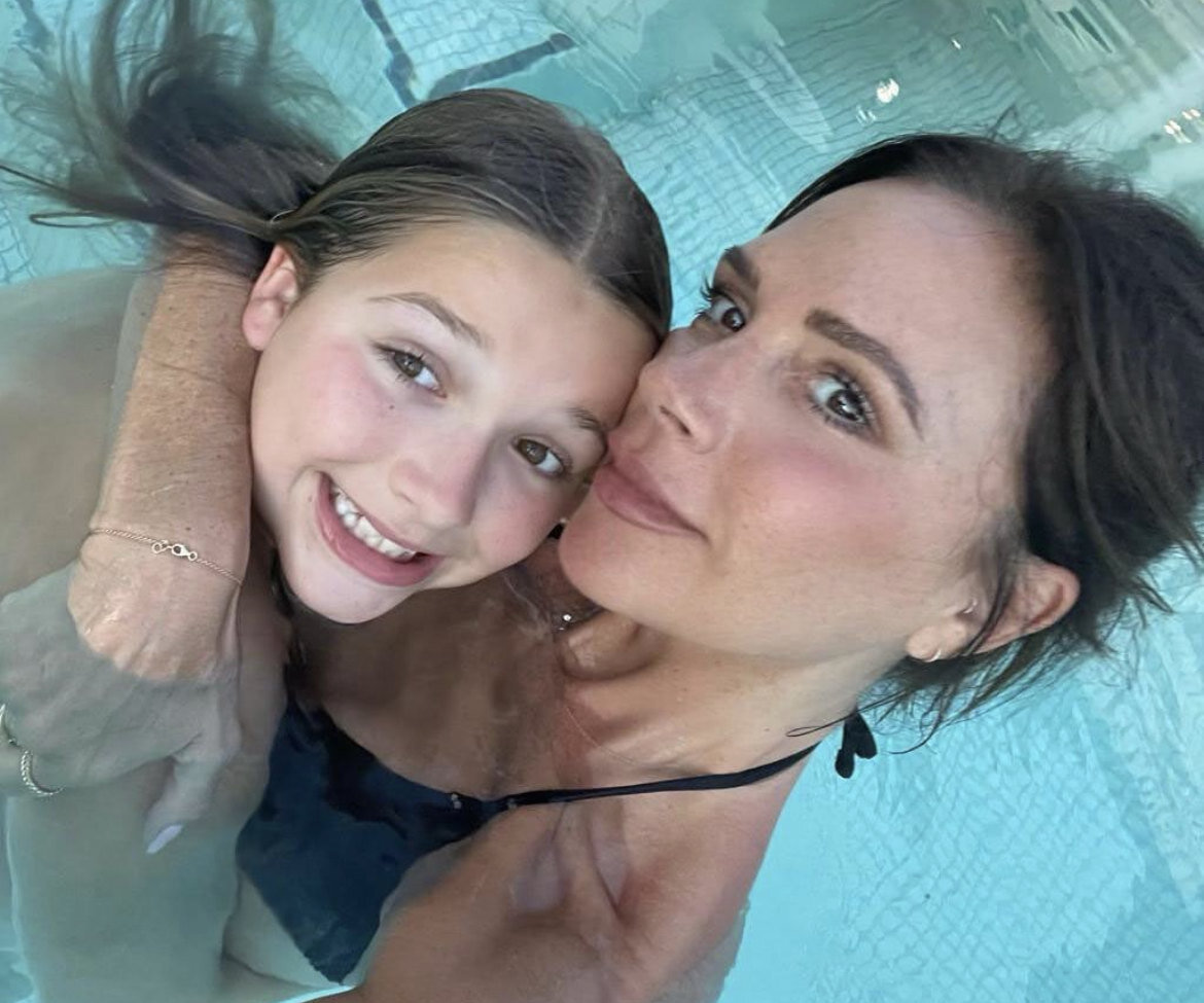     «Я не знаю, как она это придумывает»: дочь Виктории Бекхэм скопировала ее наряд