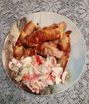 Вот мои растрёпки. Пожалуй, возьму на заметку, даже 
получше плотных в итоге. Салат заправлен домашним майонезом.