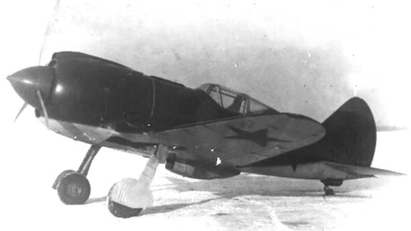 И-185 М-71. Лопасти винта с тыльной стороны окрашены в чёрный цвет, чтобы солнечные блики не слепили пилота, снаружи — полированный металл. Источник: энциклопедия "Самолёты СССР ВОВ", сайт, с которого взяты фото www.airwar.ru