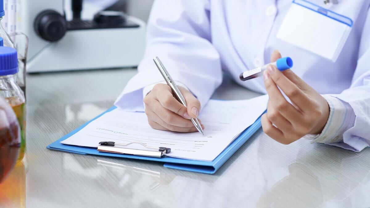    Медицинский работник записывает результаты анализа крови© Depositphotos / DragonImages
