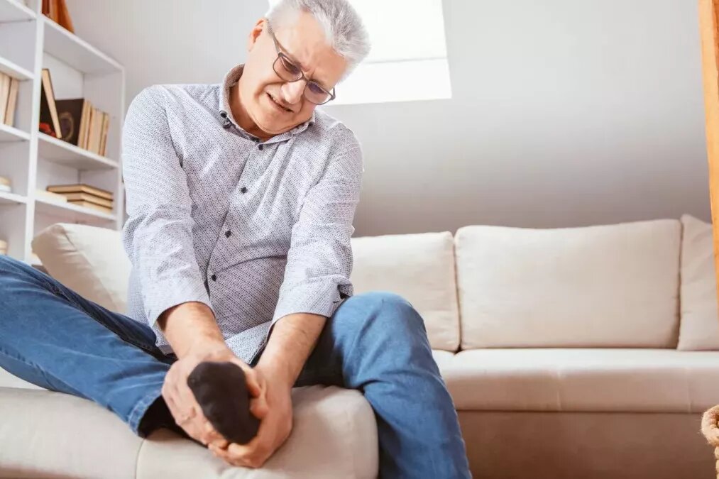     Почему ушибленный палец на ноге так сильно болит?