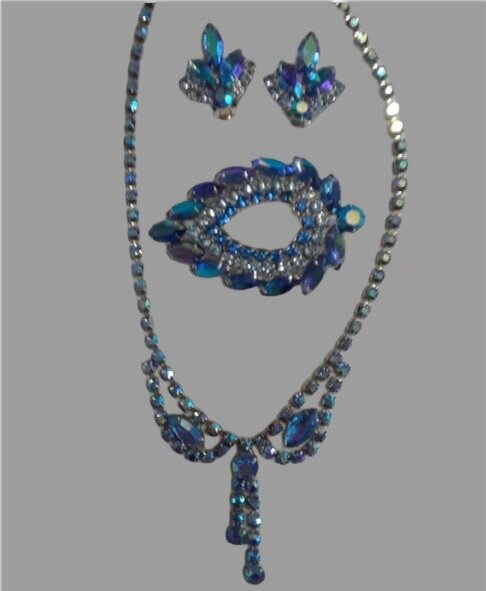 Фото броши, клипс и колье, в описании которого утверждалось, что это сет Blue Lagoon
