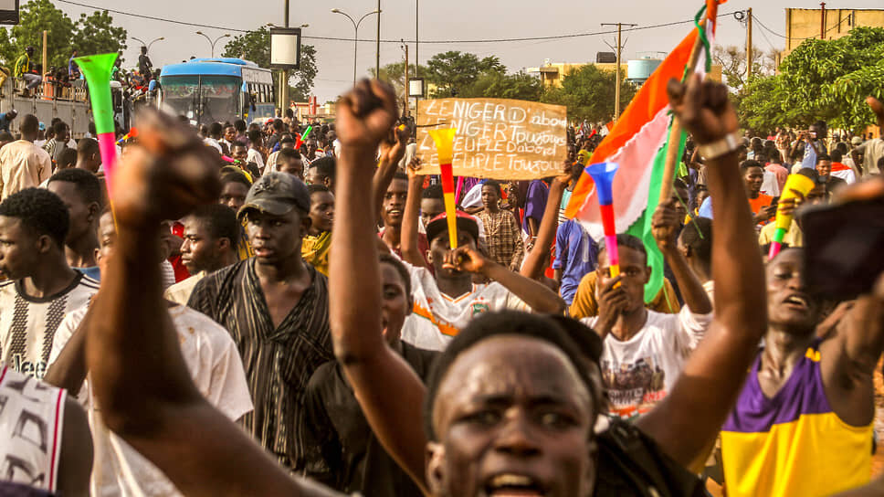 Фото: Mahamadou Hamidou / Reuters📷Демонстрация в поддержку военных властей перед базой французской армии в Ниамей