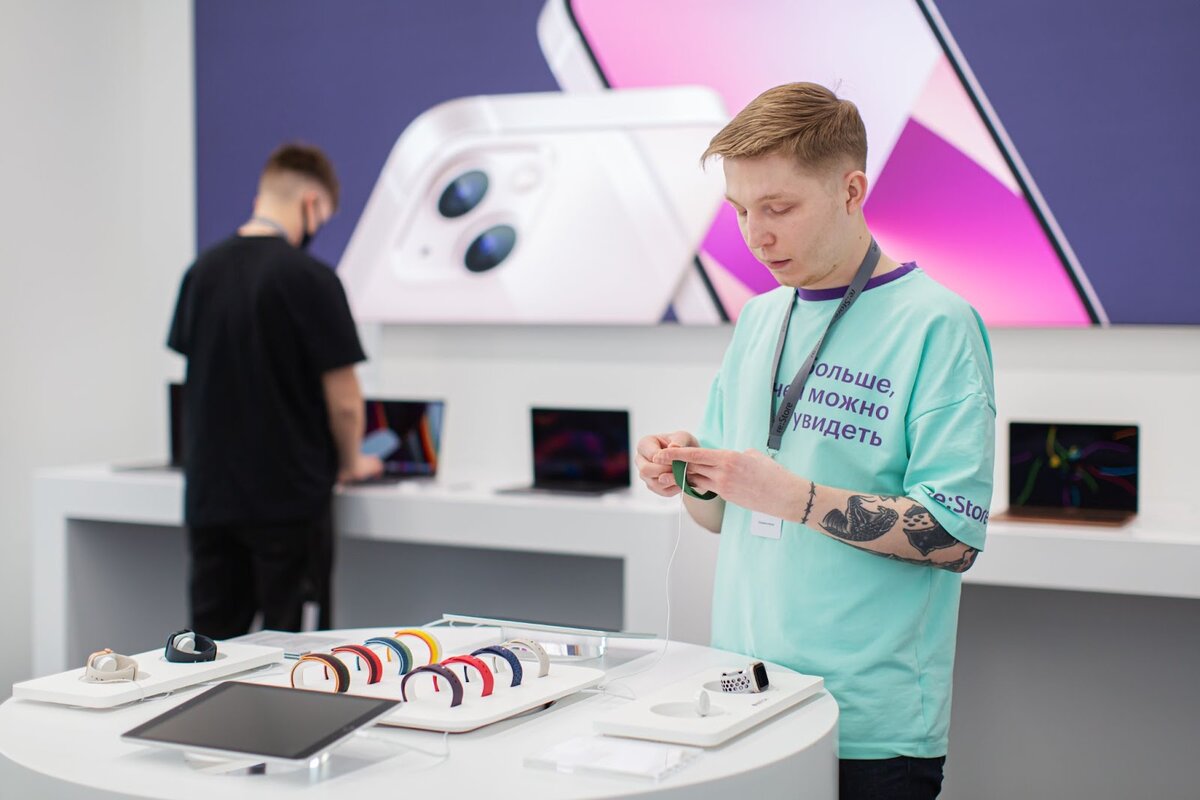 Сотрудники магазина re:Store

