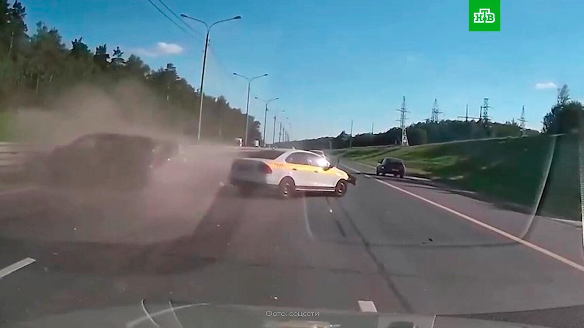    Момент ДТП с участием такси, в котором ехала Лада Дэнс, попал на видео