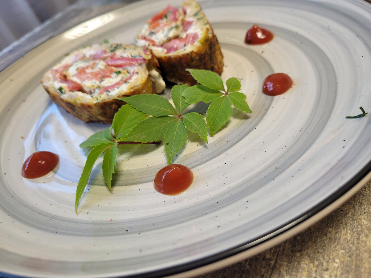 Фото автора.Готовый кабачковый рулет с рыбкой, творожным сыром и помидорками.