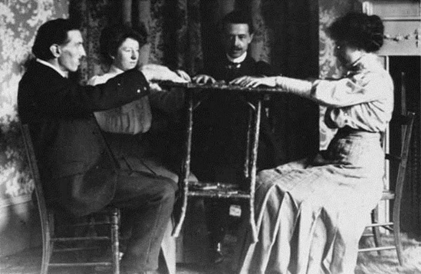 Спиритический сеанс отзывы. Спиритический сеанс 19 век. Спиритизм 19 века.