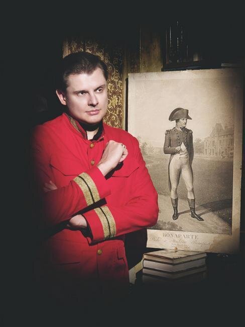Евгений Понасенков и гравюра Шарля Луи Линже с изображением Наполеона Первого консула из коллекции Евгения Понасенкова 