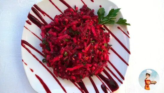 Ингредиенты: 
- 2 свеклы

- 1 яблоко

- 1 лук

- Кинза (по вкусу)

- 50 г грецких орехов

- Соль и перец (по вкусу)

- 1 зубчик чеснока

- 1/3 ч.л. 9% уксуса

Приготовление:

1. Свеклу сварите до готовности и натрите ее на терке.

2. Натрите яблоко на терке.

3. Мелко нарежьте лук и обжарьте его до мягкости.

4. Смешайте натертую свеклу, яблоко и обжаренный лук. Добавьте кинзу, измельченный чеснок и специи. Хорошо перемешайте все ингредиенты.

5. Посыпьте салат мелко нарезанными грецкими орехами.

Приятного аппетита!