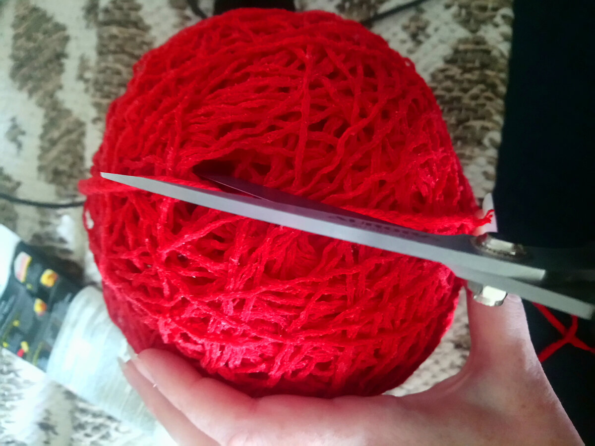 Центрую косичкой из ниток и разрезаю. 