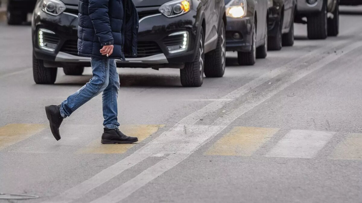     Осенью на пешеходном переходе стоит быть в разы внимательнее. В темное время суток риск быть сбитым значительно увеличивается.