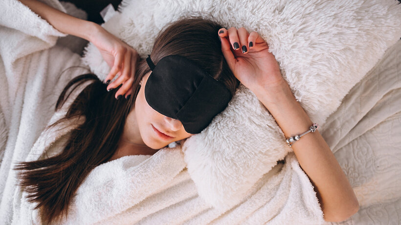    Девушка спит ©Freepik, senivpetro