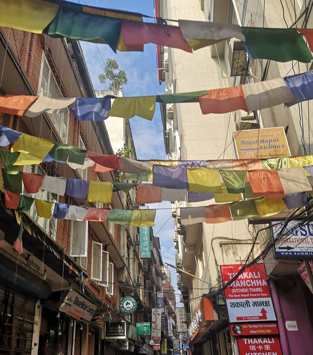Катманду. В Непал и повсюду висят флажки с мантрами
