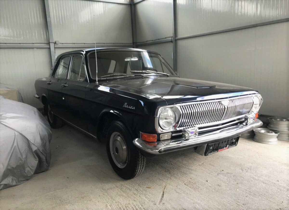 ГАЗ-24 в отличном состоянии. Весь хром и краска по словам владельца оригинальный. 