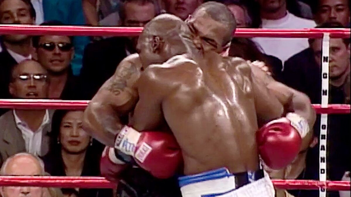 Момент укуса с трансляции поединка