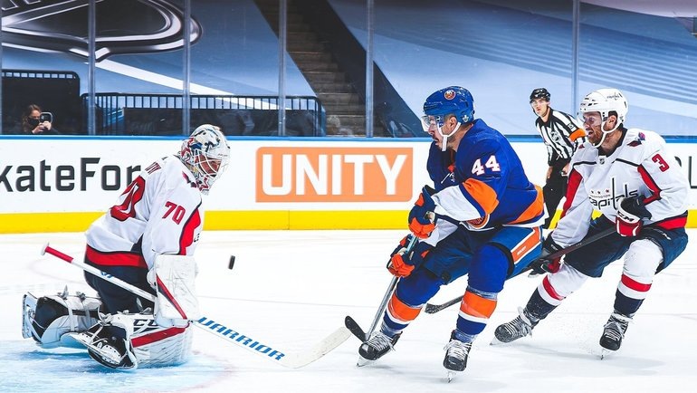 Атака хозяев площадки на ворота Брайана Холтби.  фото: яндекс-картинки.