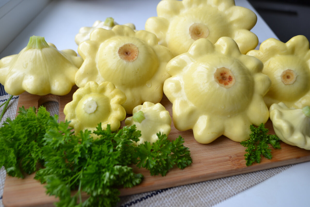 Такой вкусной заготовке патиссонов на зиму, меня научила свекровь. В этом  году заготавливаю двойную порцию. Делюсь рецептом. | Елена/НедОсолила | Дзен