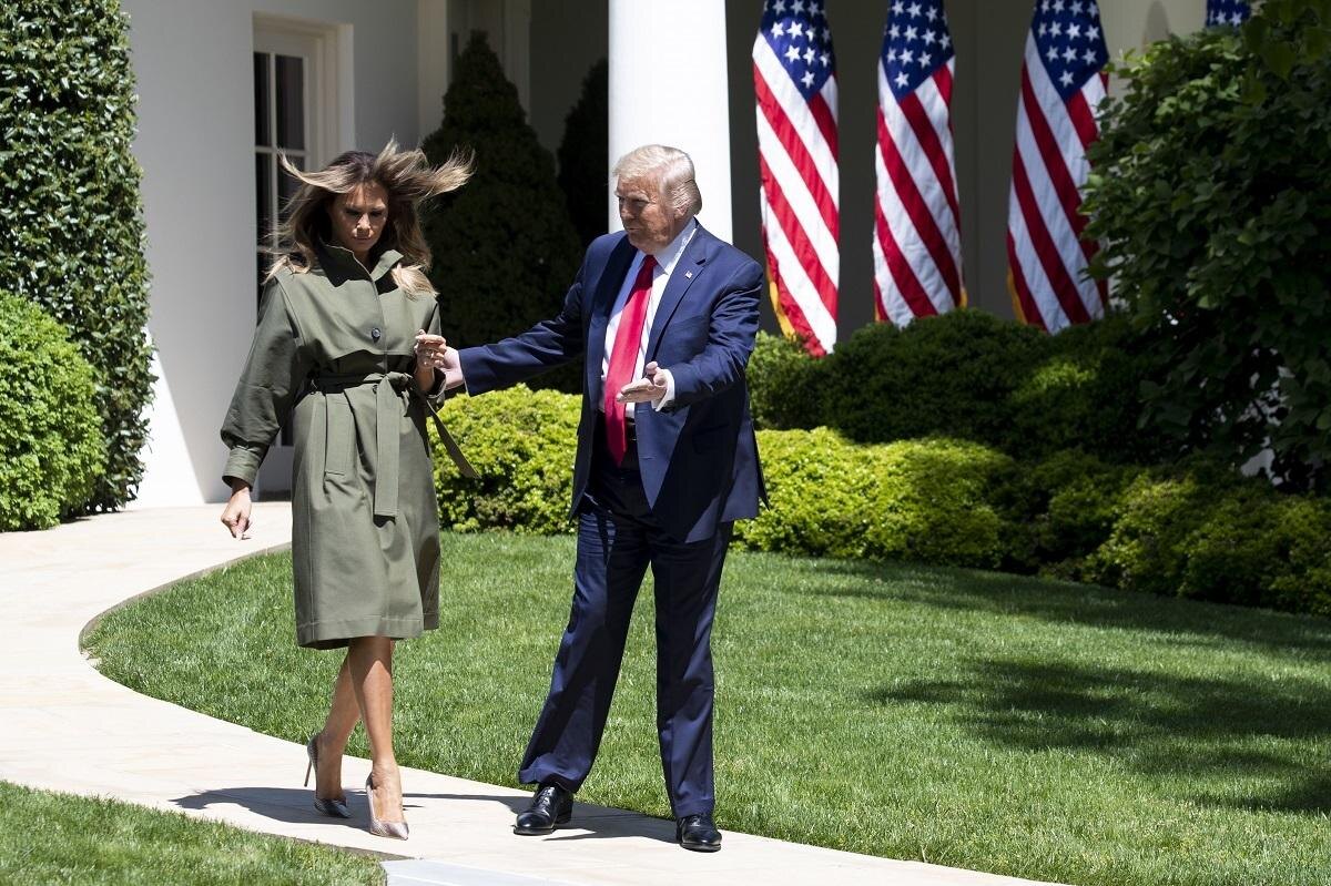 Элегантный образ - Мелания Трамп в тренче цвета хаки