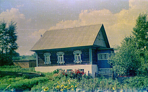 Фото автора. Лето 1980 г. Слева от дома виден гараж.