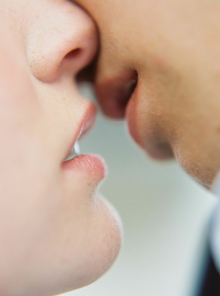 Девушка первая поцеловала в губы. Нежный поцелуй. Поцелуй в губы. Нежный поцелуй в губы. Целующие губы.