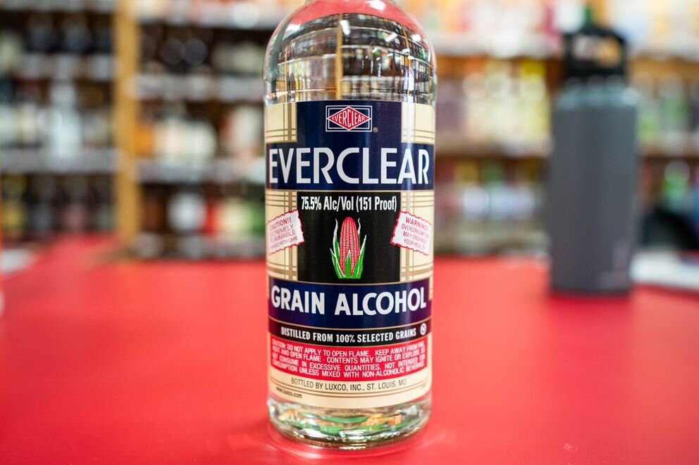 Алкоголь вживають у чистому вигляді, використовують у коктейлях та застосовують у кулінарії. За світовими стандартами міцним називають напої 20% і вище. У РФ цей кордон дорівнює 28%.-9