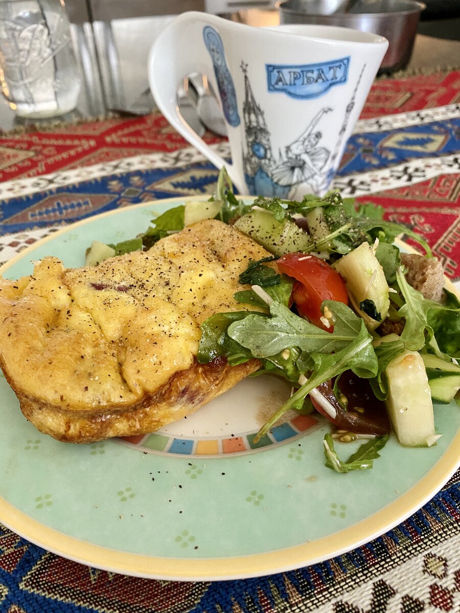 Омлет высотой 2-3 см.