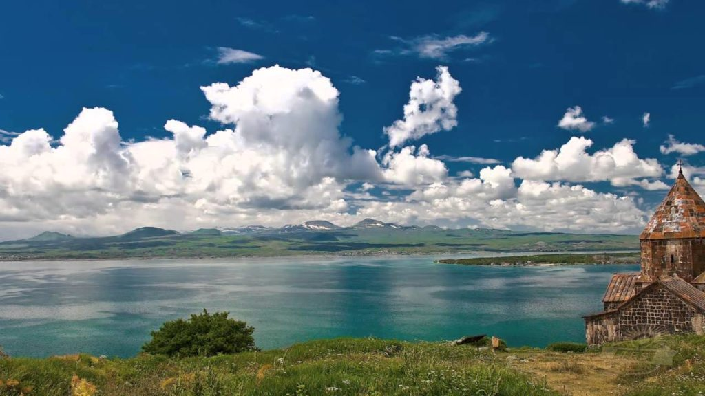Гордость Армении Севан - самое большое озеро на Кавказе